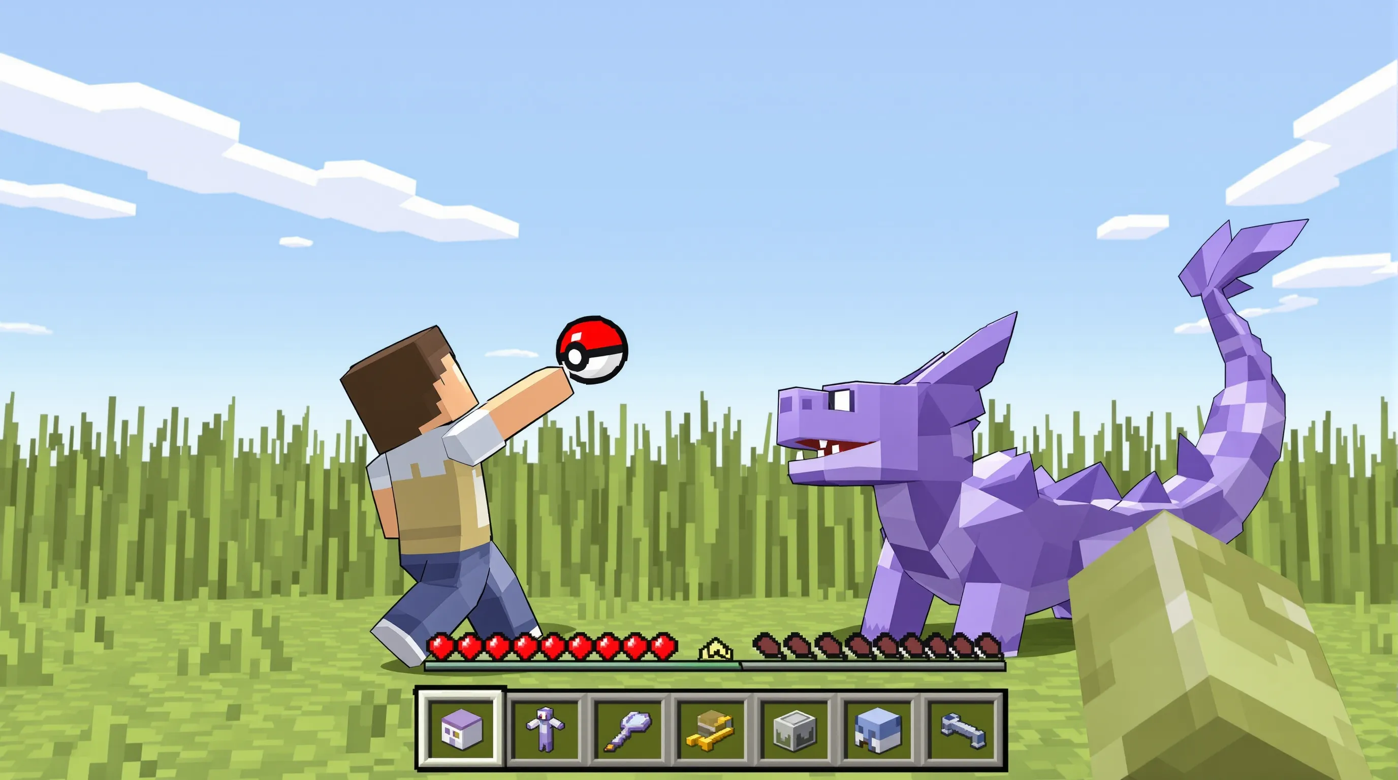 Un dresseur Minecraft lance une Poké Ball vers un Dracaufeu blocky, dans une plaine Pixelmon aux herbes hautes, avec des icônes HUD Forge visibles en bas de l’écran.