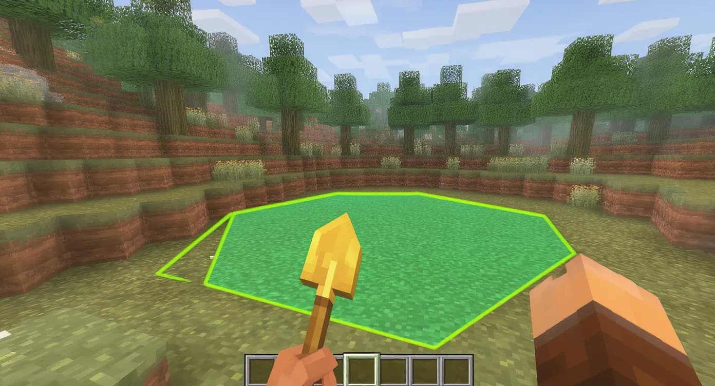 Un joueur brandissant une pelle dorée devant un paysage boisé avec une zone de claim en surbrillance, indiquant un plugin de protection style GriefPrevention.