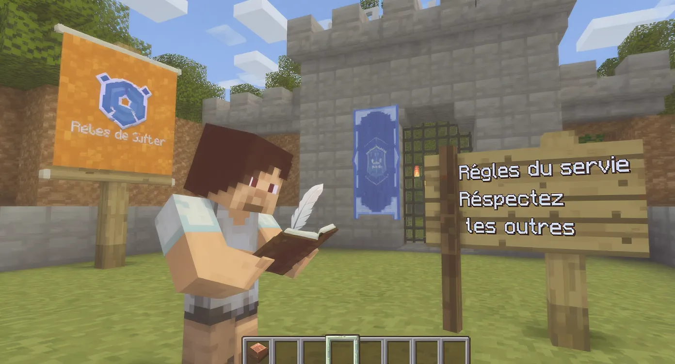 Un joueur Minecraft tient un livre et plume devant le spawn médiéval d’un serveur, rédigeant sa candidature whitelist, tandis que des panneaux affichent les règles principales en arrière-plan.