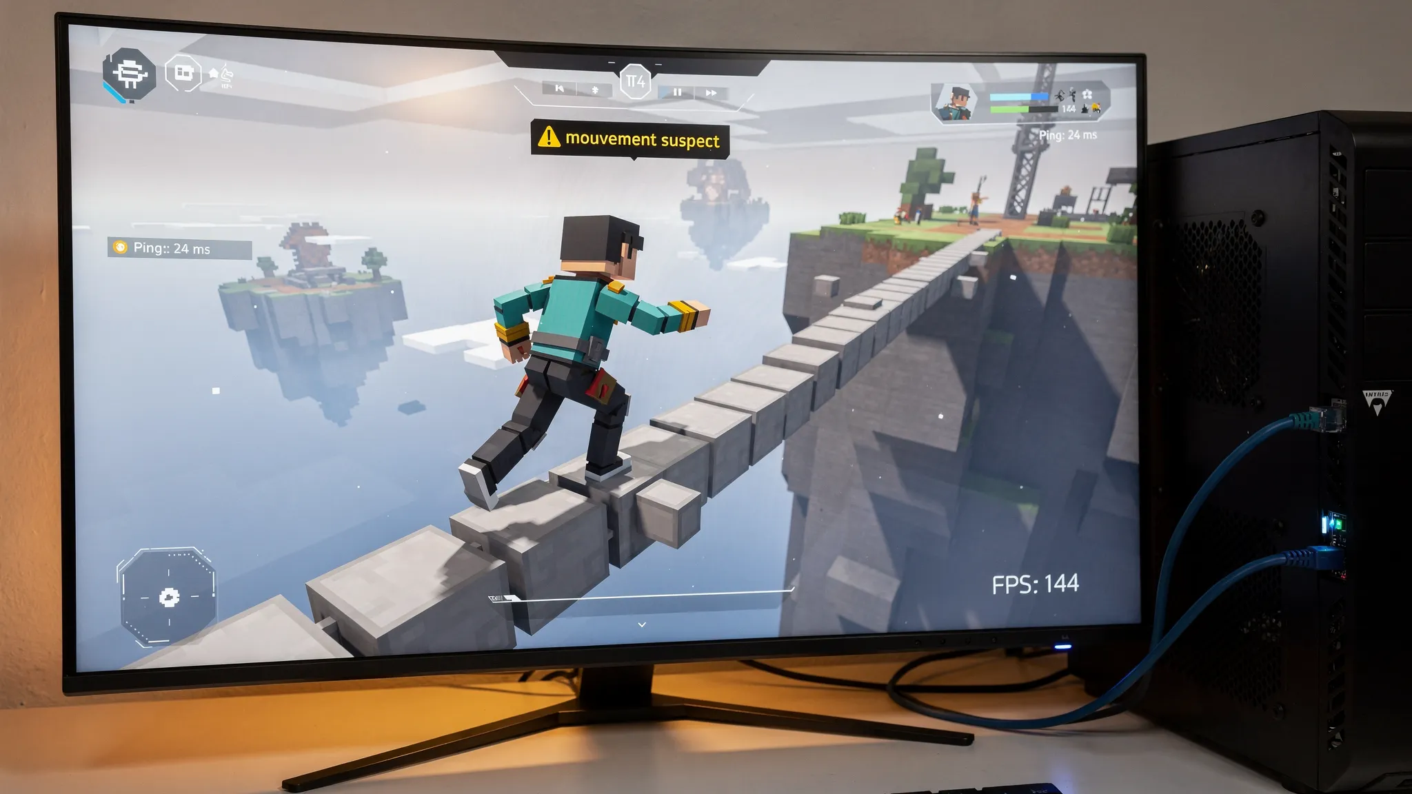 Un joueur francophone en multijoueur, vu à la troisième personne, effectue un speed‑bridge au dessus du vide. Un message « mouvement suspect » s’affiche brièvement, son ping et ses FPS sont visibles sur le HUD, et un câble Ethernet est branché au PC.